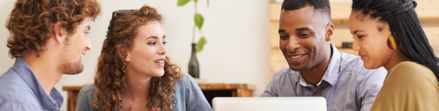 Mehrere Personen sitzen am Tisch und unterhalten sich.